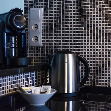 Classic, Moder 2br In A Trendy Nbh Апартаменти *